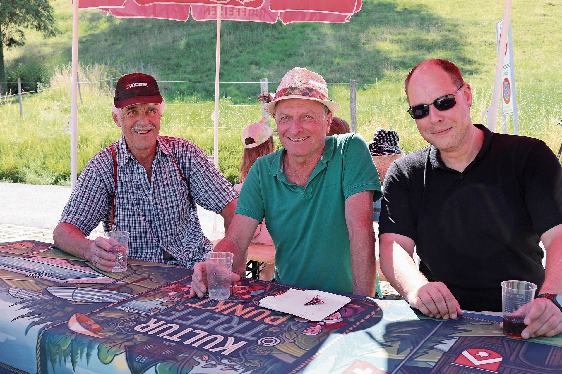 Gemütliches Beisammensein Gemeinderat Stefan Thomann (r.) mit Bevölkerung.
