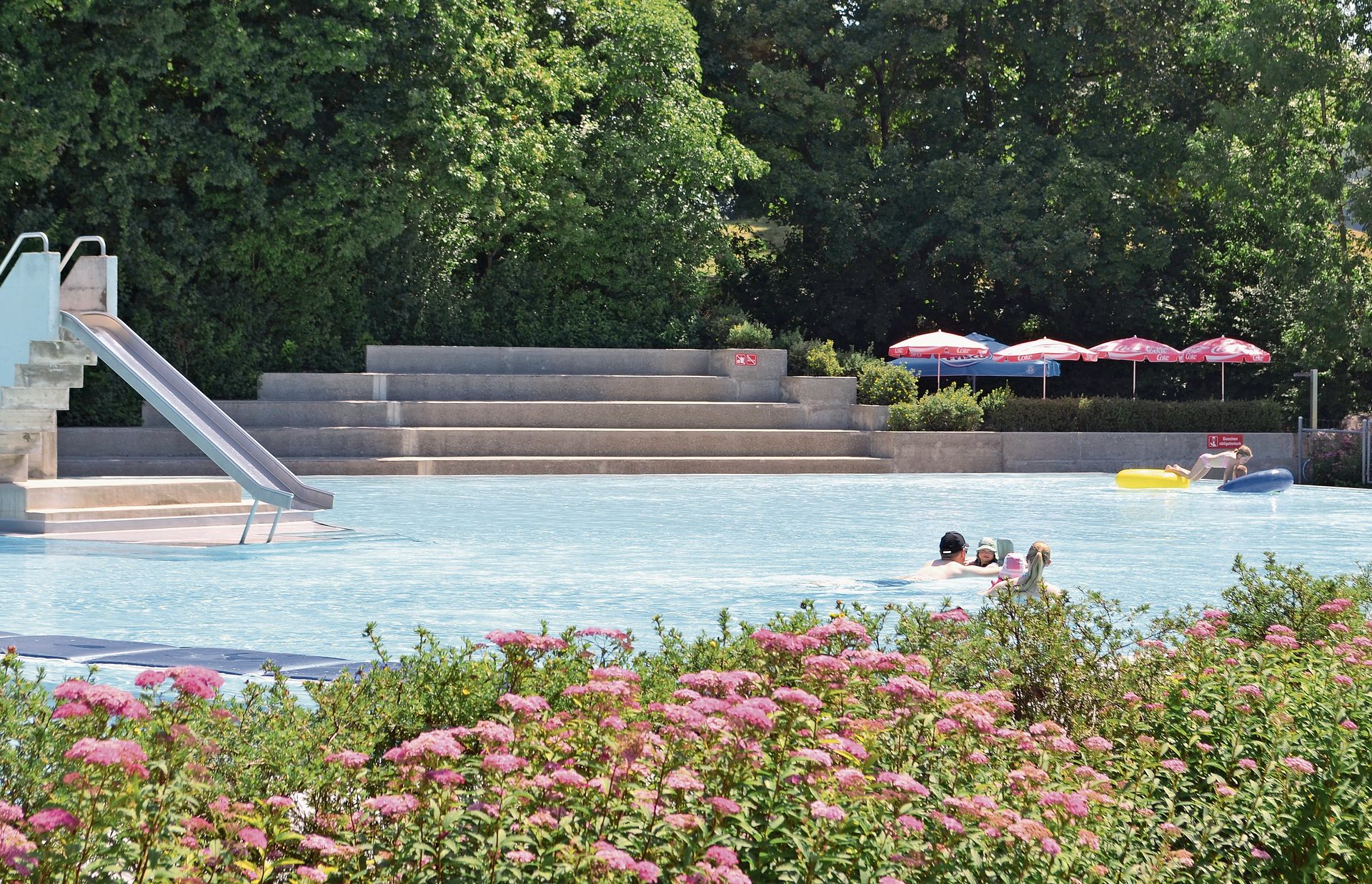 Abkühlung im Nichtschwimmerbecken mit Rutschbahn. 