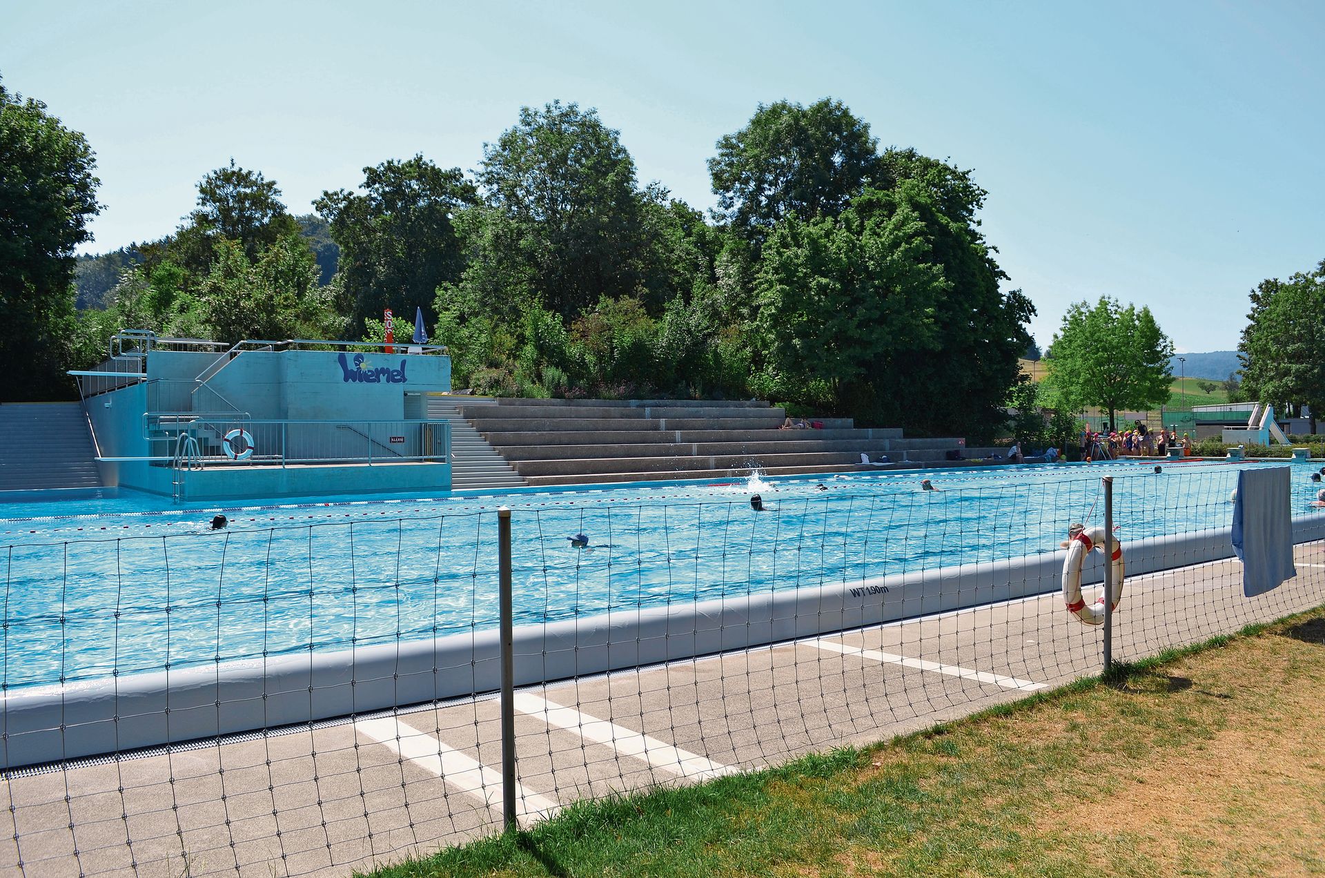 Am Vormittag schwimmen einige Badegäste ihre Längen. 
