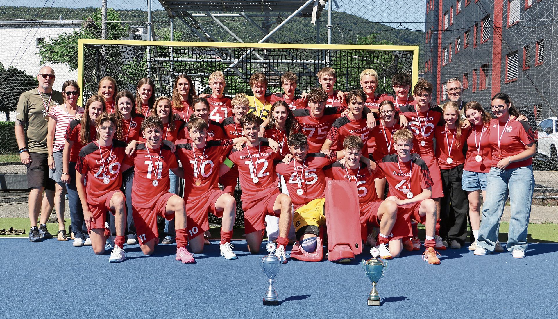 Die U-18-Teams stehen hinter den beiden Pokalen der Schweizer Meisterschaft.  zVg