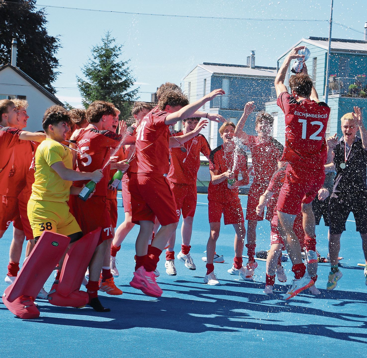 Es ist geschafft Die U-18-Jungs feiern ihren Titel. zVg
