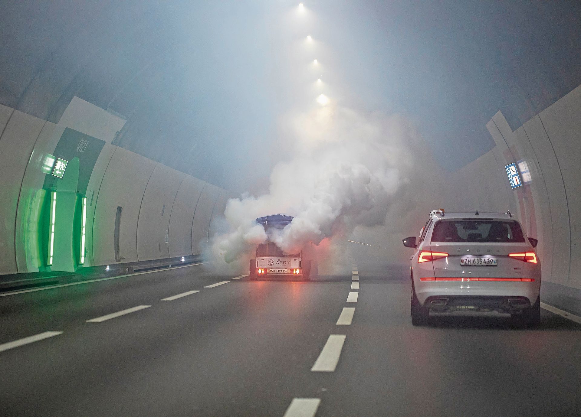 Die simulierte Rauchquelle auf dem Versuchsanhänger produziert pro Aggregat bis zu 340 m3/min rückstandsfreien und ungiftigen Rauch.