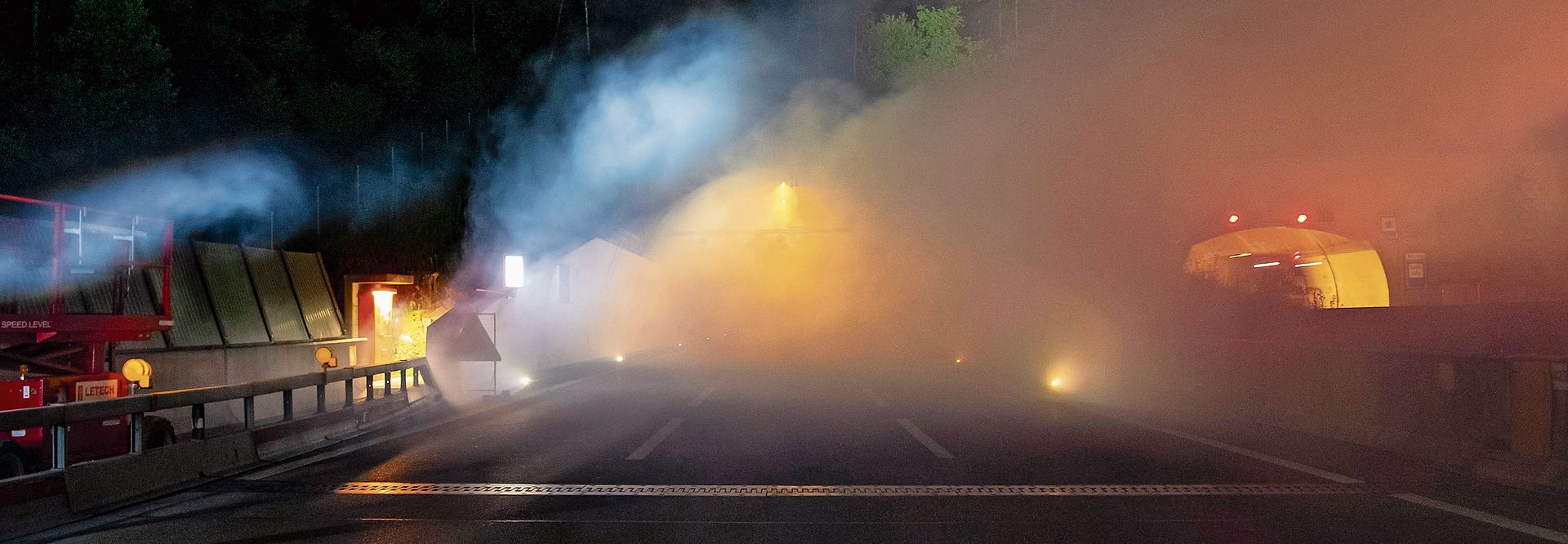 Eine spektakuläre Ansicht am Ende des Portals beim Anschluss Baden West. Die Längslüftungsanlagen funktionieren in einwandfreiem Zustand und transportieren den rückstandsfreien und ungiftigen Rauch innert kürzester Zeit raus aus der Röhre. 