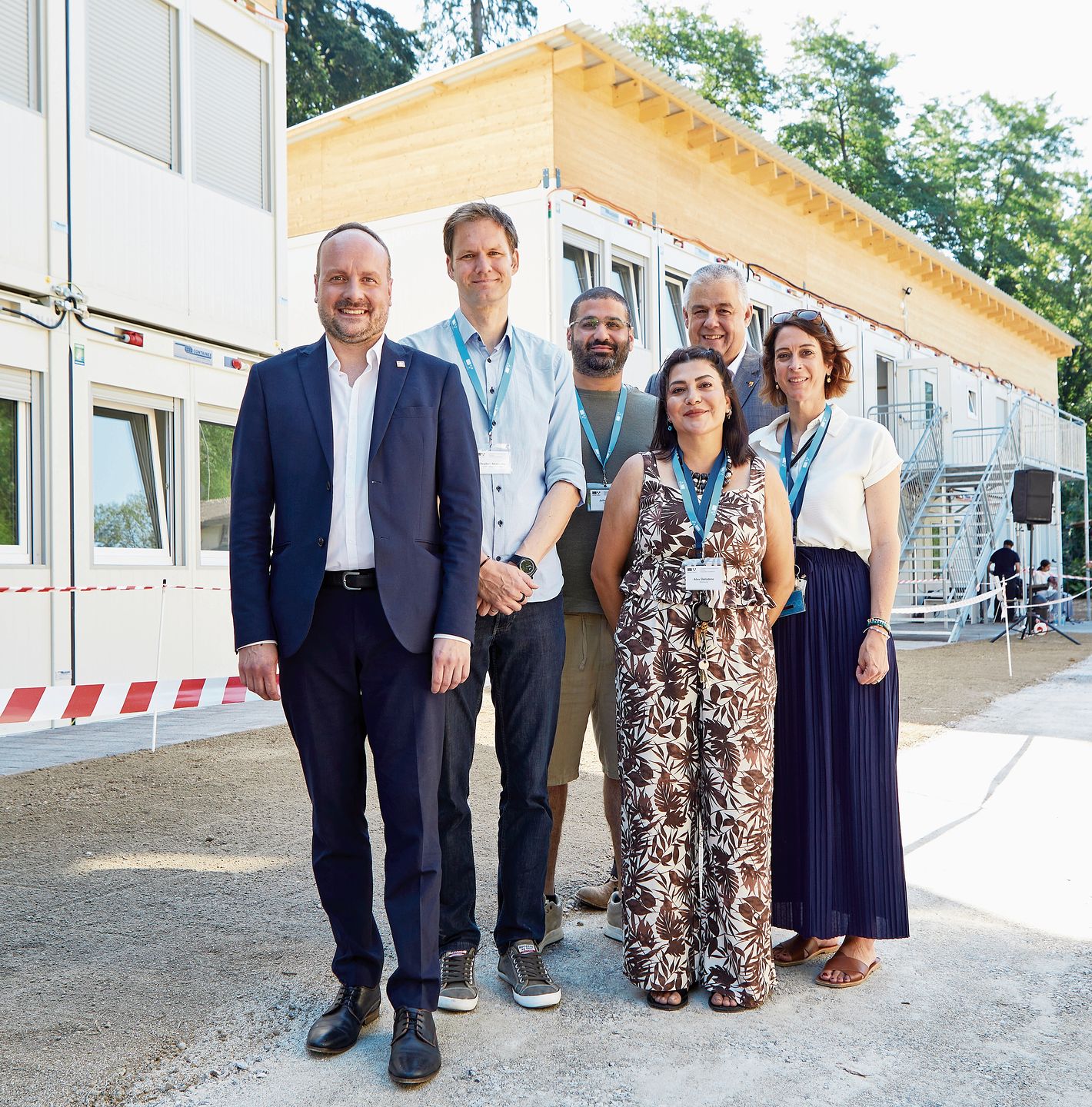 Bei der Besichtigung der Containersiedlung: (v.l.) Rudolf Peschel, Altura RE AG, Stephan Alexander, Leiter Unterabteilung Asyl KSD, Julian Bakri, Betreuung KSD, Alev Ünlüdere, Betreuung KSD, Gordon Dinacher, Gemeinderat Neuenhof, und Julia Ringger, Bei der Besichtigung der Containersiedlung: (v.l.) Rudolf Peschel, Altura RE AG, Stephan Alexander, Leiter Unterabteilung Asyl KSD, Julian Bakri, Betreuung KSD, Alev Ünlüdere, Betreuung KSD, Gordon Dinacher, Gemeinderat Neuenhof, und Julia Ringger, Teamleitung Betreuung KSD.