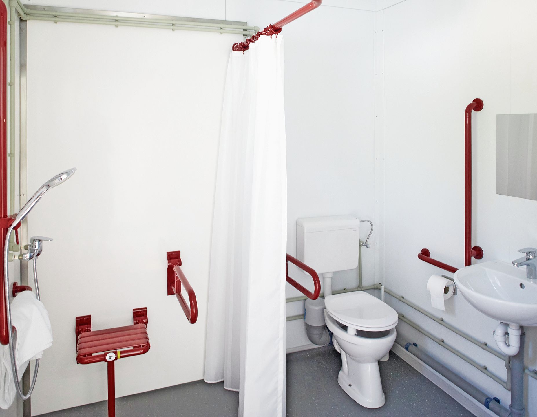 WC und Dusche in der Containersiedlung. WC und Dusche in der Containersiedlung.