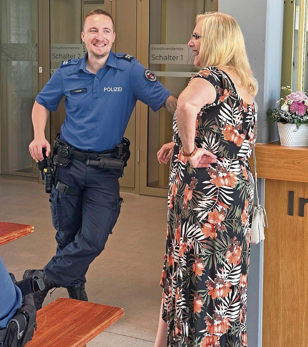 Patrick Rudolf in Spreitenbach im Gespräch mit einer Einwohnerin. zVg Patrick Rudolf in Spreitenbach im Gespräch mit einer Einwohnerin. zVg