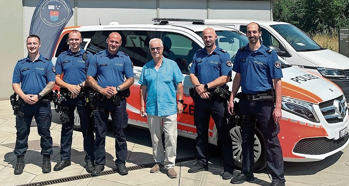 Der Spreitenbacher Gemeindepräsident Markus Mötteli mit den Polizisten. zVg Der Spreitenbacher Gemeindepräsident Markus Mötteli mit den Polizisten. zVg