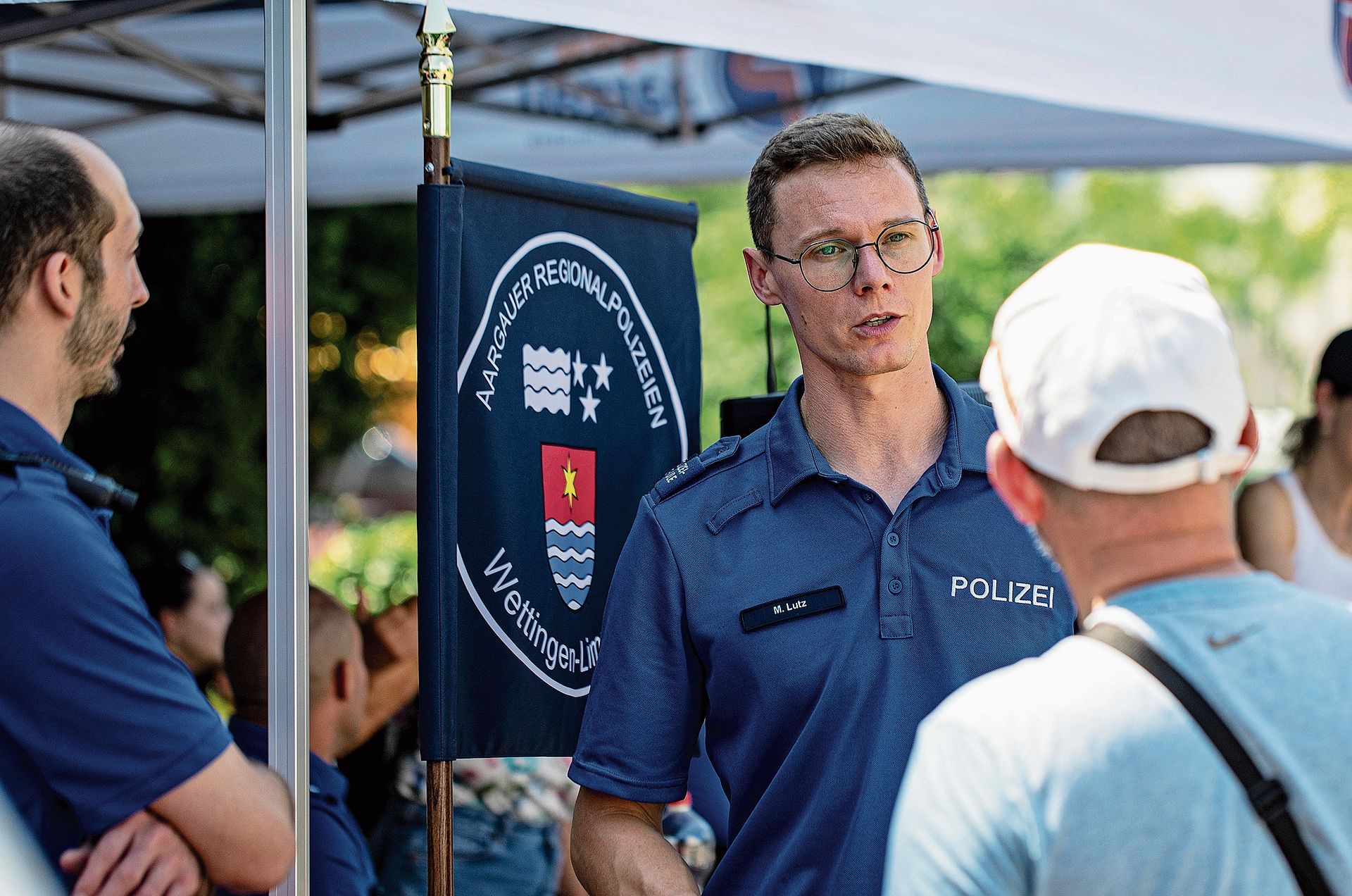 Mario Lutz gibt der Wettinger Bevölkerung vor dem Rathaus Auskunft. Roger Egloff Mario Lutz gibt der Wettinger Bevölkerung vor dem Rathaus Auskunft. Roger Egloff