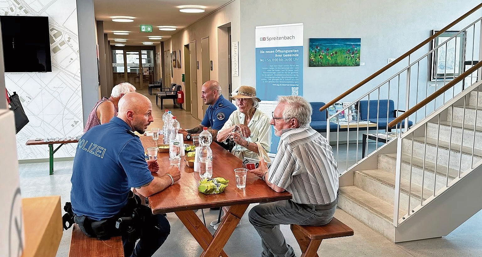 Mike Locher (l.), David Archer im Gespräch mit der Spreitenbacher Bevölkerung. zVg Mike Locher (l.), David Archer im Gespräch mit der Spreitenbacher Bevölkerung. zVg