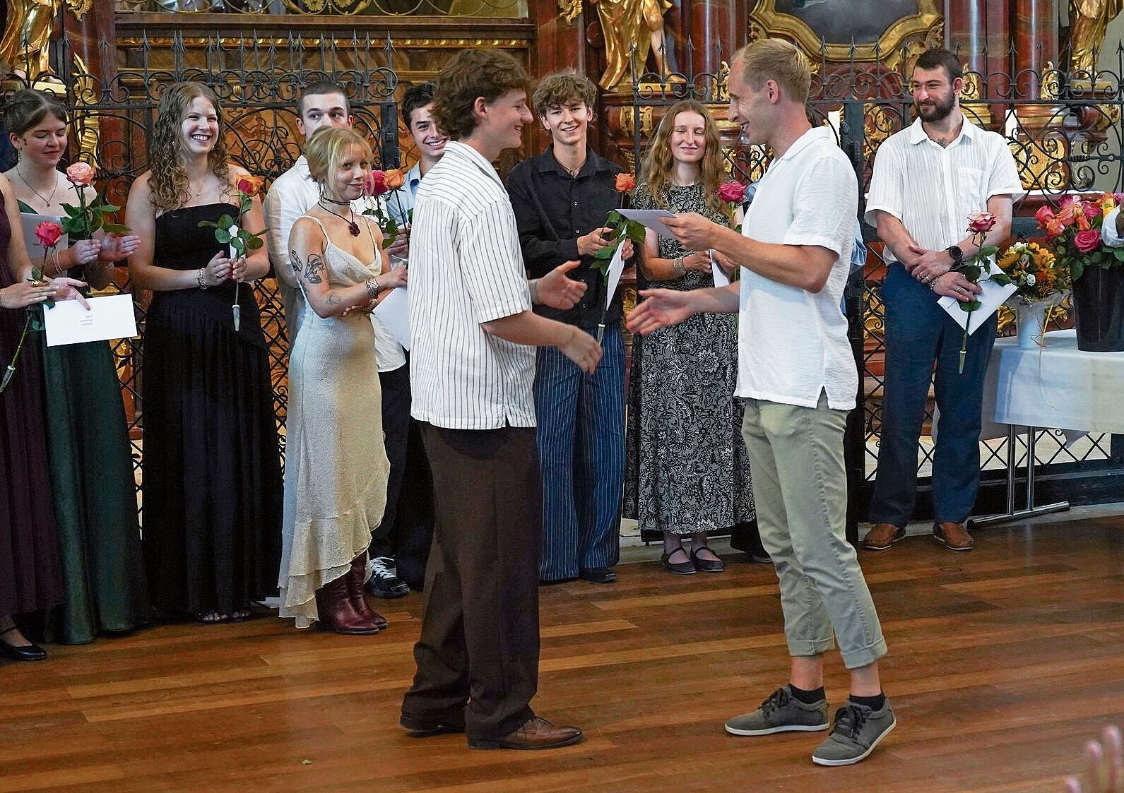Moment der Zeugnisübergabe: Applaus und freudige Gesichter in der Wettinger Klosterkirche. zVg Moment der Zeugnisübergabe: Applaus und freudige Gesichter in der Wettinger Klosterkirche. zVg