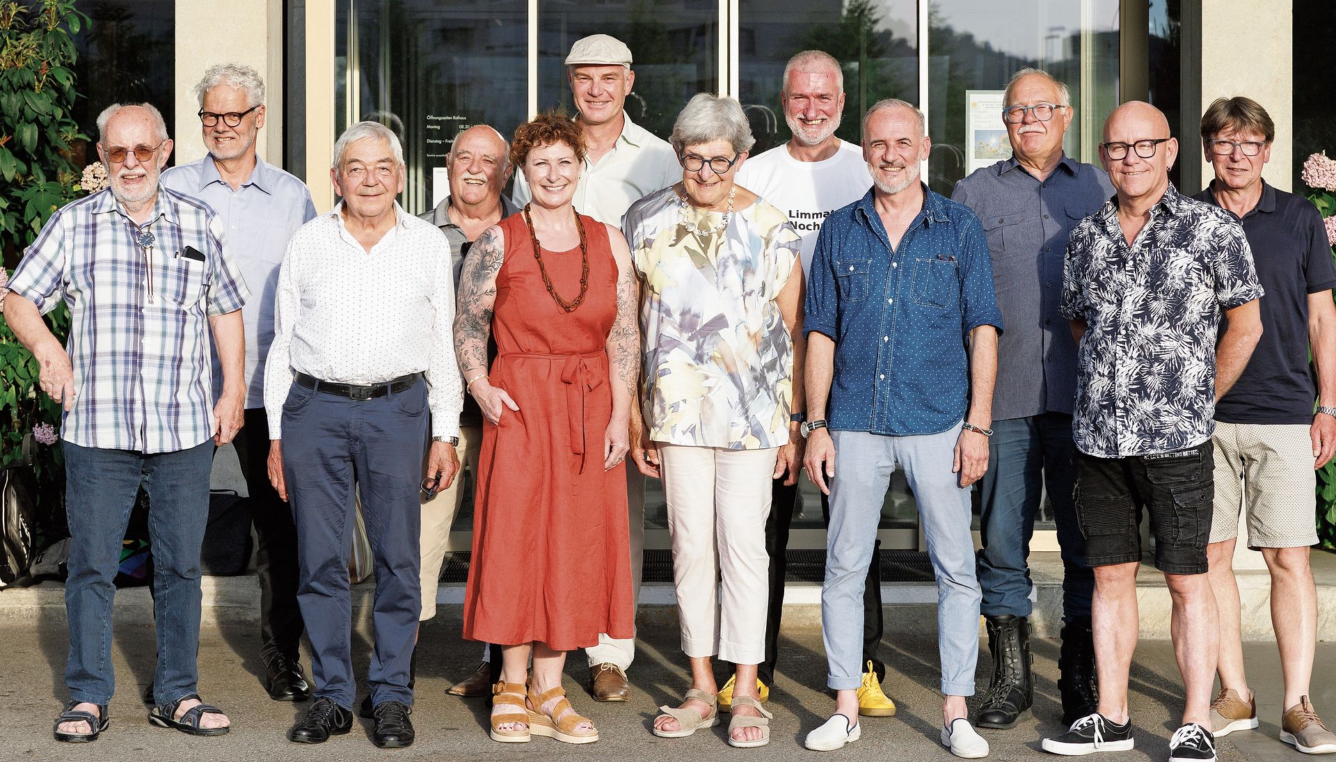 Ehemalige Ratspräsidentin und -präsidenten mit der amtierenden Präsidentin vor dem Rathaus. Alle zwei Jahre wird das Amt weitergegeben. sb