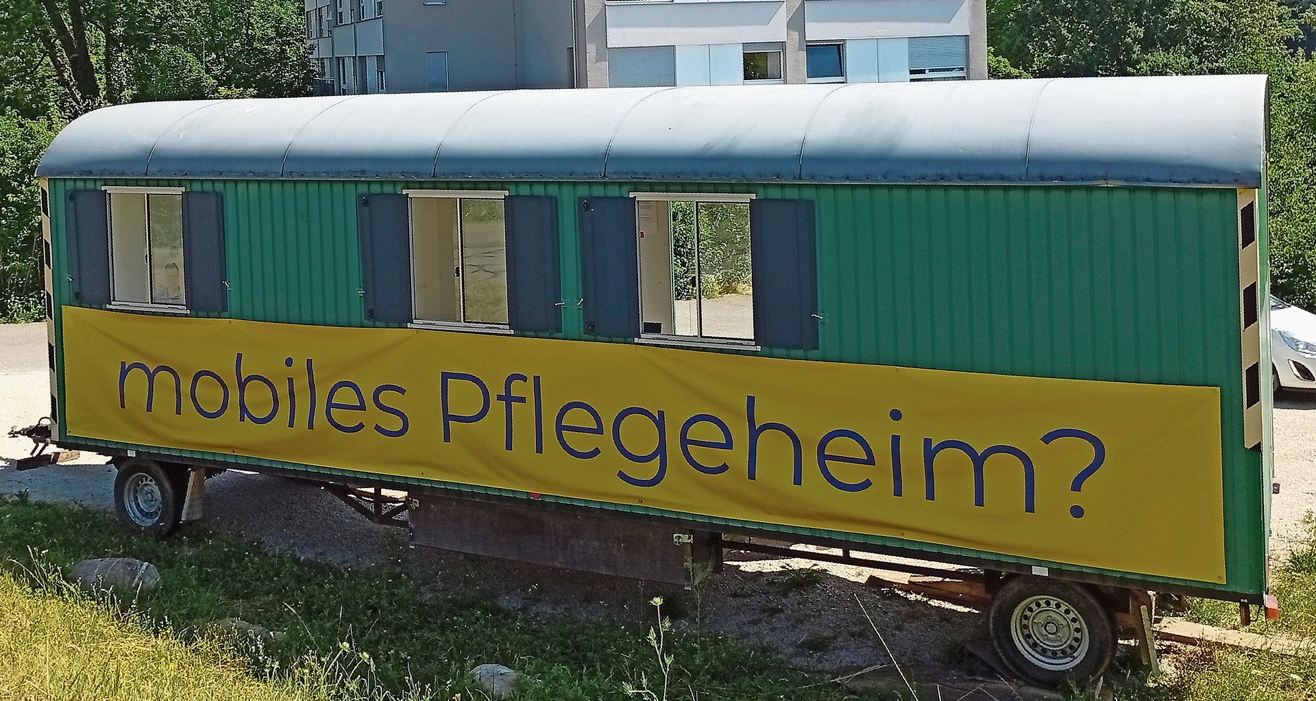 Mit dem «mobilen Pflegeheim» machte die Stiftung Sonnmatt auf das abgelehnte Baugesuch aufmerksam. zVg Mit dem «mobilen Pflegeheim» machte die Stiftung Sonnmatt auf das abgelehnte Baugesuch aufmerksam. zVg