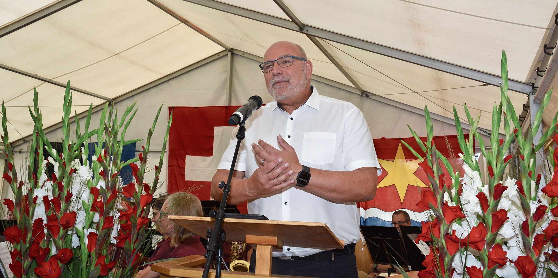 Grossratspräsident Urs Plüss bei seiner 1.-August-Ansprache im Zelt auf dem Rathausplatz.  Fotos: zVg