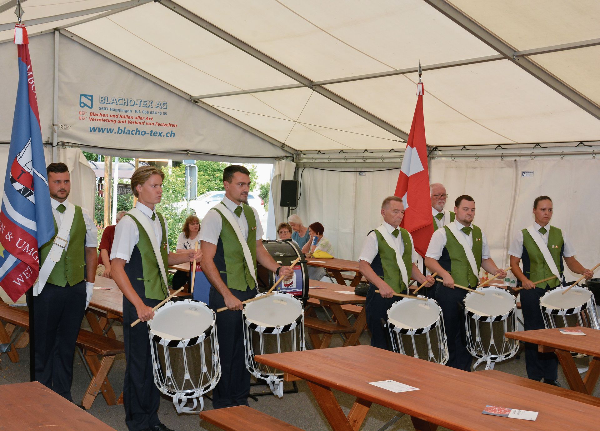 Die Tambouren unterhalten die Gäste im Festzelt. 