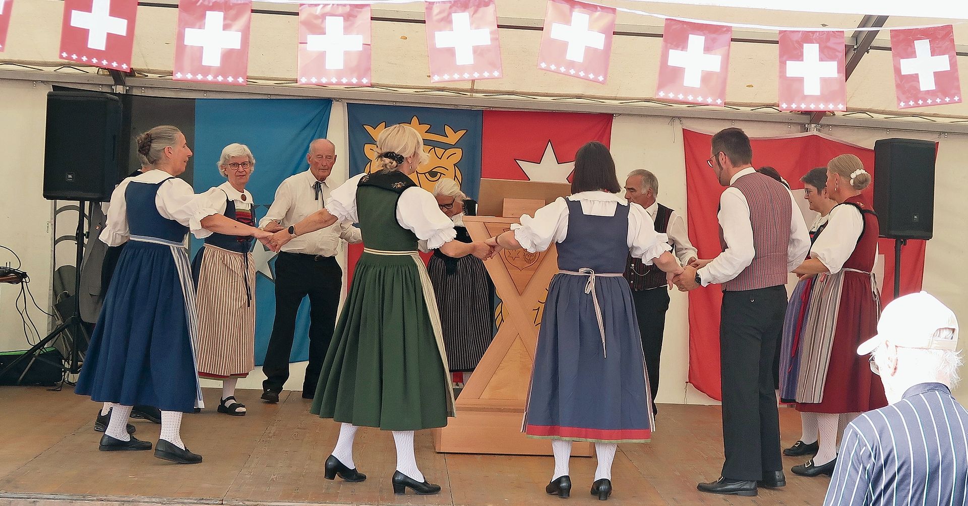 Die Trachtengruppe Würenlos tanzt an der Feier in Spreitenbach. Die Trachtengruppe Würenlos tanzt an der Feier in Spreitenbach.