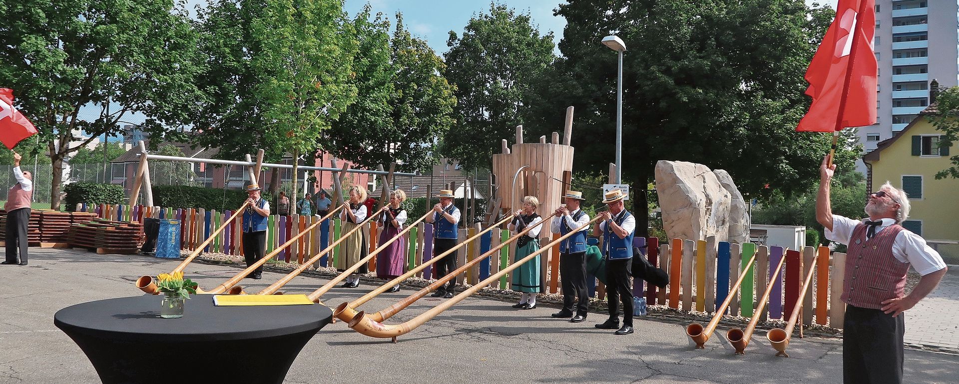 Die Alphorngruppe Reussblick unterhält mit ihren Klängen und wird von zwei Fahnenschwingern begleitet.Fotos: zVg Die Alphorngruppe Reussblick unterhält mit ihren Klängen und wird von zwei Fahnenschwingern begleitet.Fotos: zVg