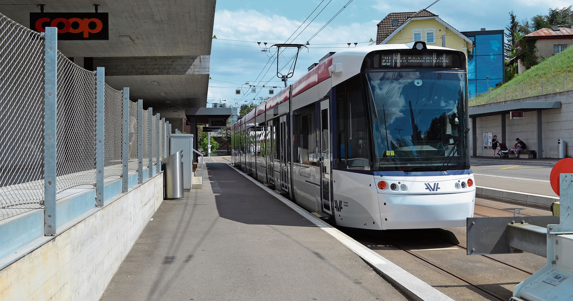 Bahnhof Killwangen-Spreitenbach: Die Limmattalbahn fährt gleich los Richtung Altstetten. Bahnhof Killwangen-Spreitenbach: Die Limmattalbahn fährt gleich los Richtung Altstetten.