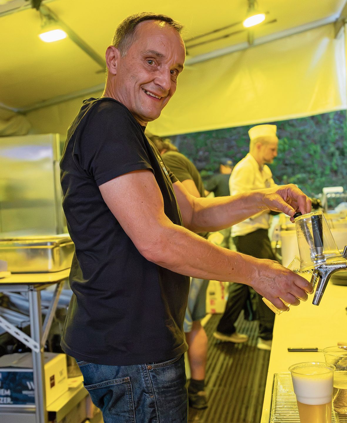 Der Bierhahn war nonstop in Betrieb. Claudio Depentor beim Bierausschank. Der Bierhahn war nonstop in Betrieb. Claudio Depentor beim Bierausschank.