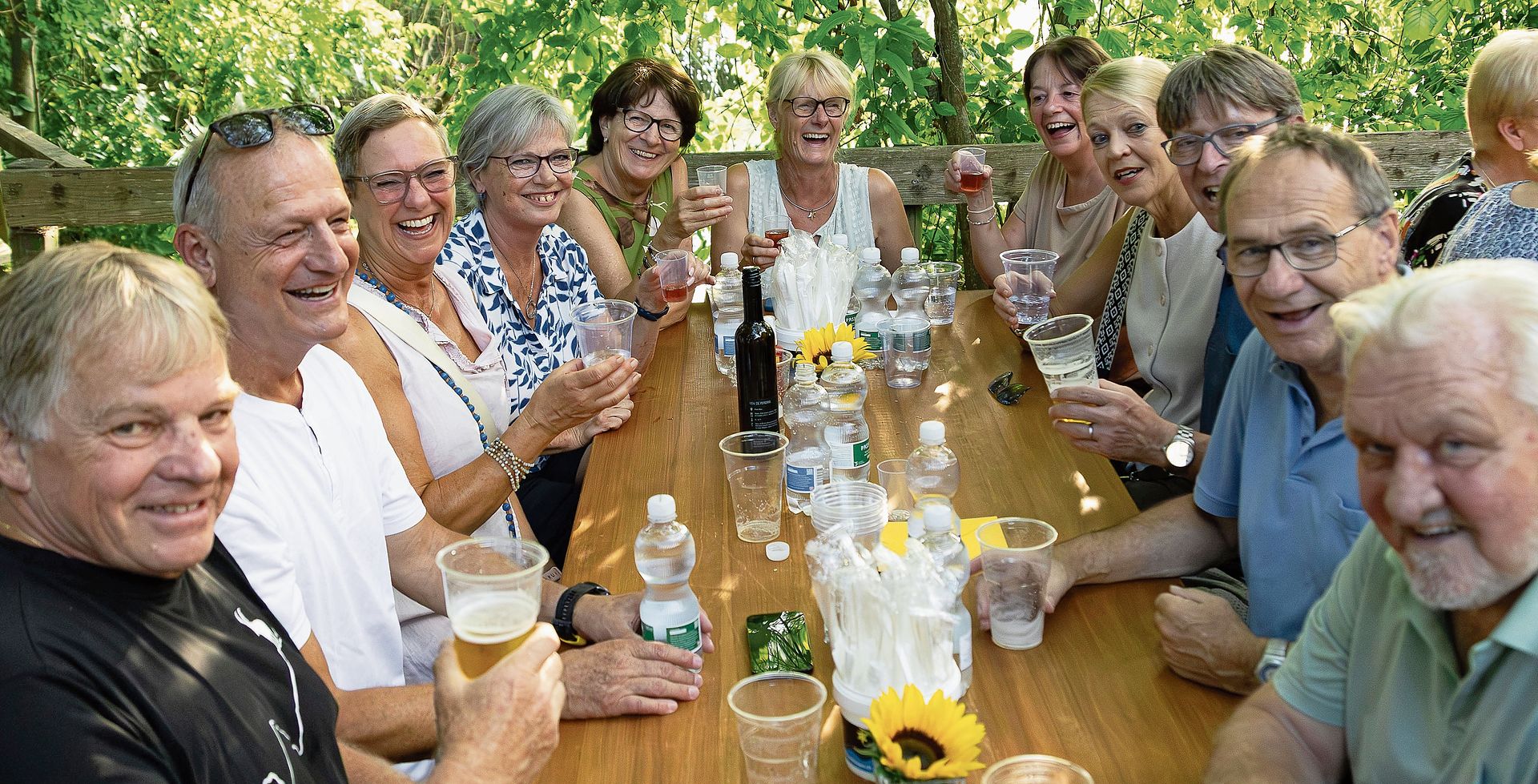 Sie feiern Geburtstag im Seegarten. Sie feiern Geburtstag im Seegarten.
