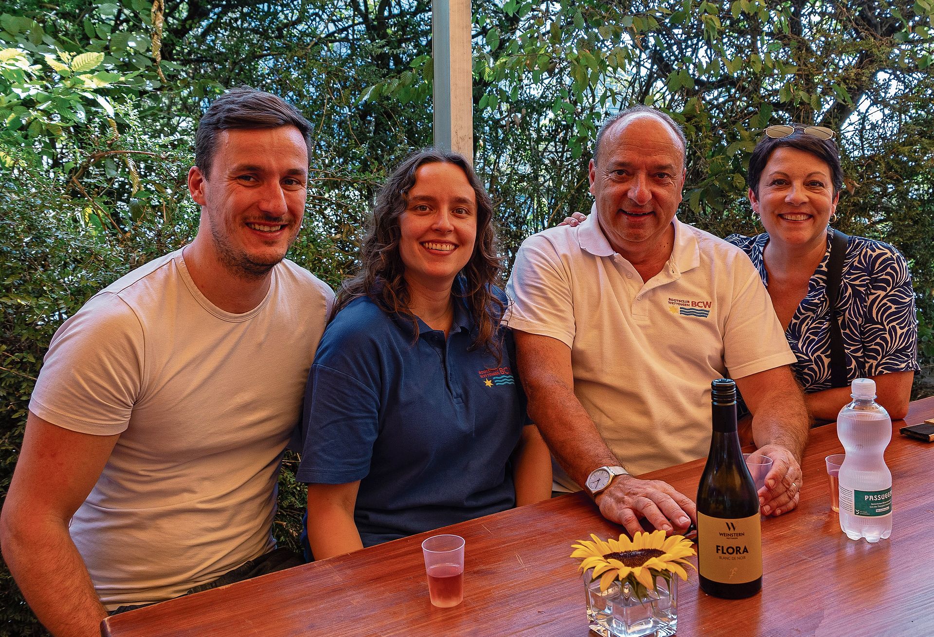 Die Familie Dieth nach getaner Arbeit: Markus und Tochter Ariane Dieth (in der Mitte) waren im Helfereinsatz. Die Familie Dieth nach getaner Arbeit: Markus und Tochter Ariane Dieth (in der Mitte) waren im Helfereinsatz.