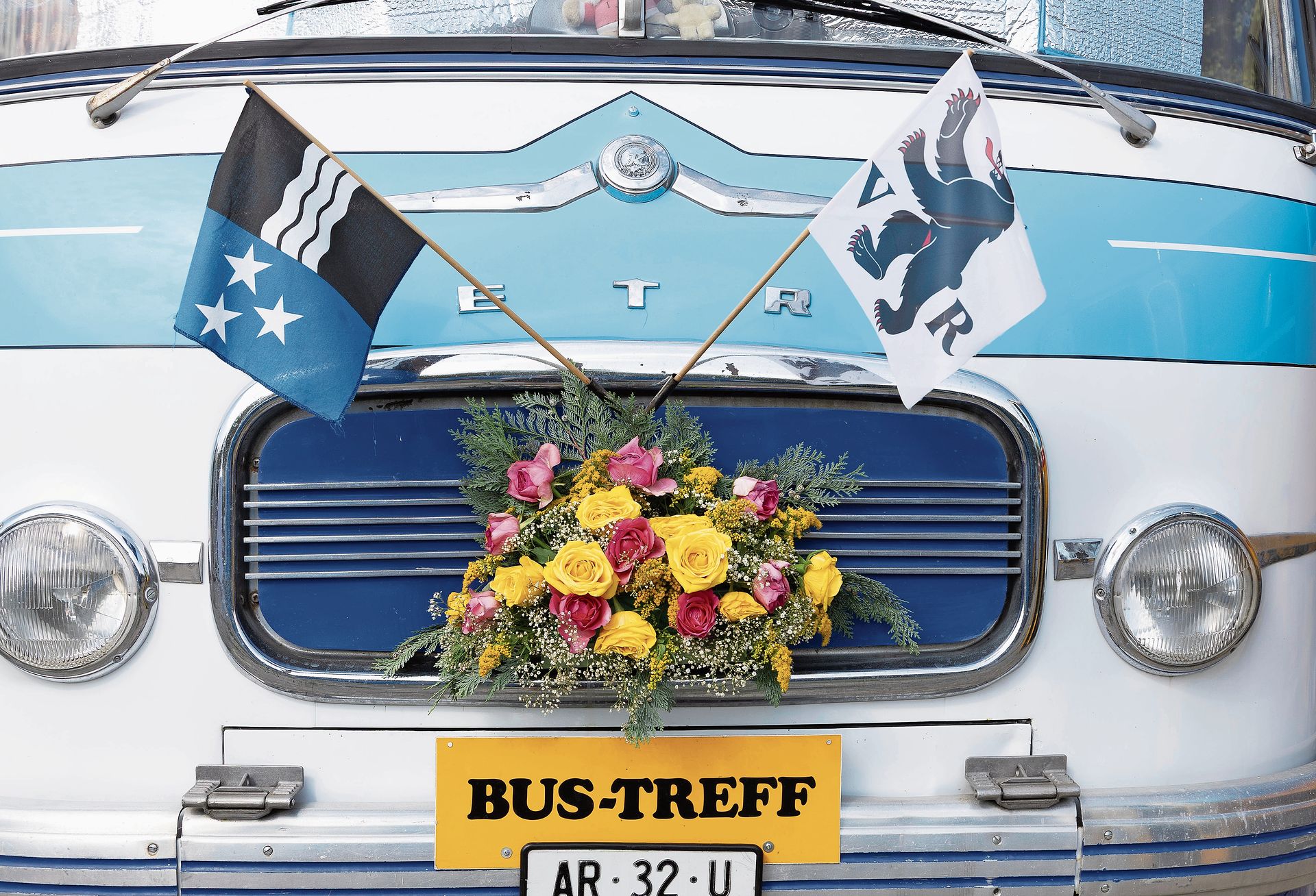 Ruedi und Rita Niederer schmücken ihren Setra für jeden Bustreff mit Blumen und passenden Fahnen. 
