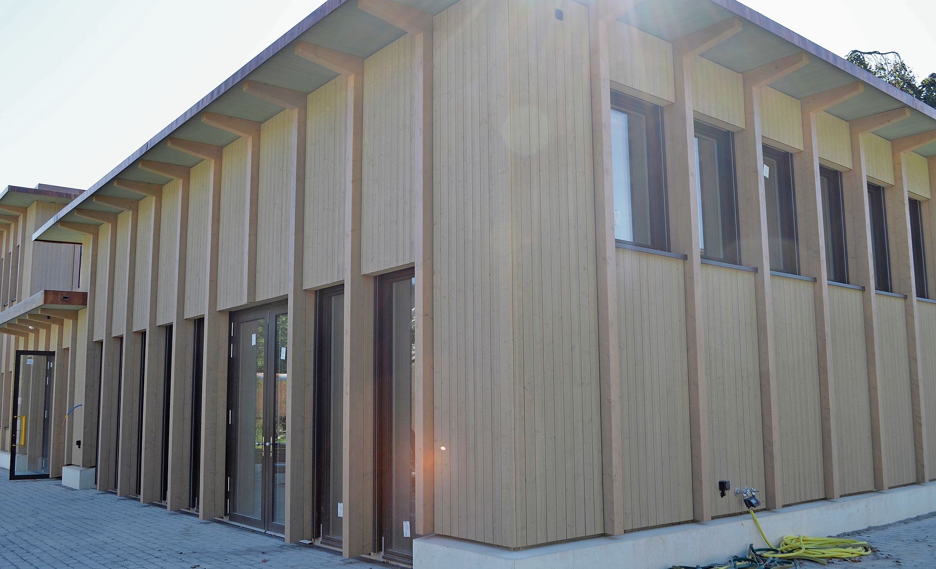 Das neue Gebäude ist aus Holz gefertigt. 