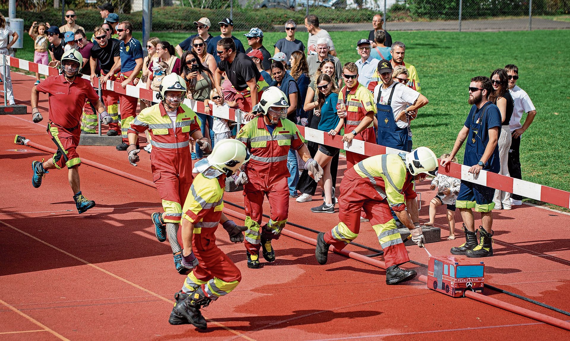 Feuerwehr Freienwil: Hier wird voller Einsatz gezeigt.Bilder: Roger Egloff