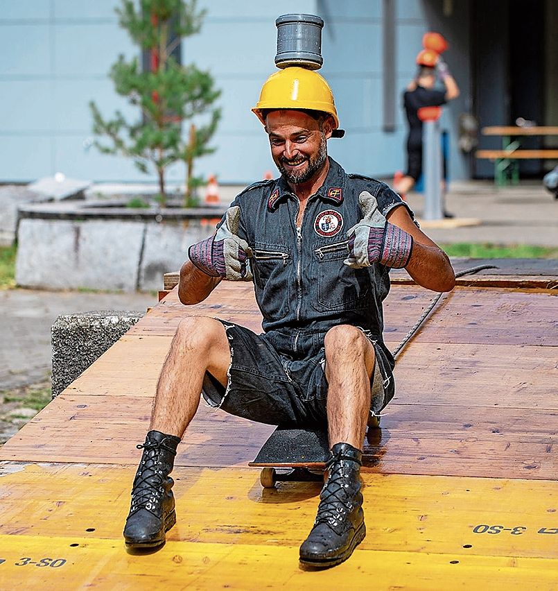 Feuerwehr Fislisbach: Gekonnt wird mit einem Skateboard die Rampe hinuntergefahren.