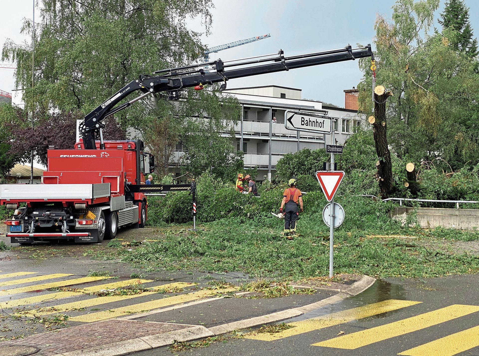 Feuerwehrleute und Forstwarte räumen die Alberich-Zwyssig-Strasse frei.Bild: Melanie Bär Feuerwehrleute und Forstwarte räumen die Alberich-Zwyssig-Strasse frei.Bild: Melanie Bär