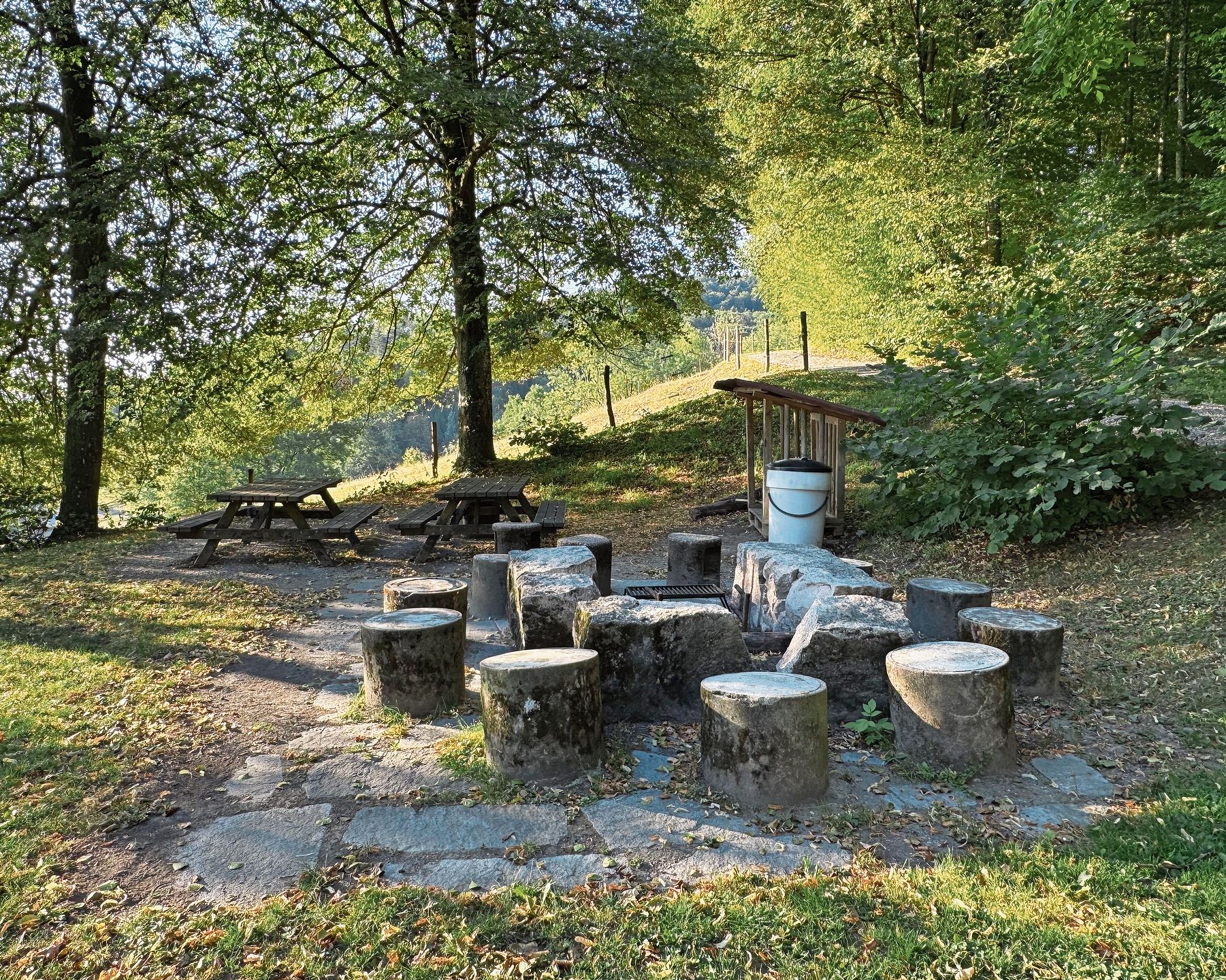 In die Jahre gekommen war die alte Grillstelle. In die Jahre gekommen war die alte Grillstelle.