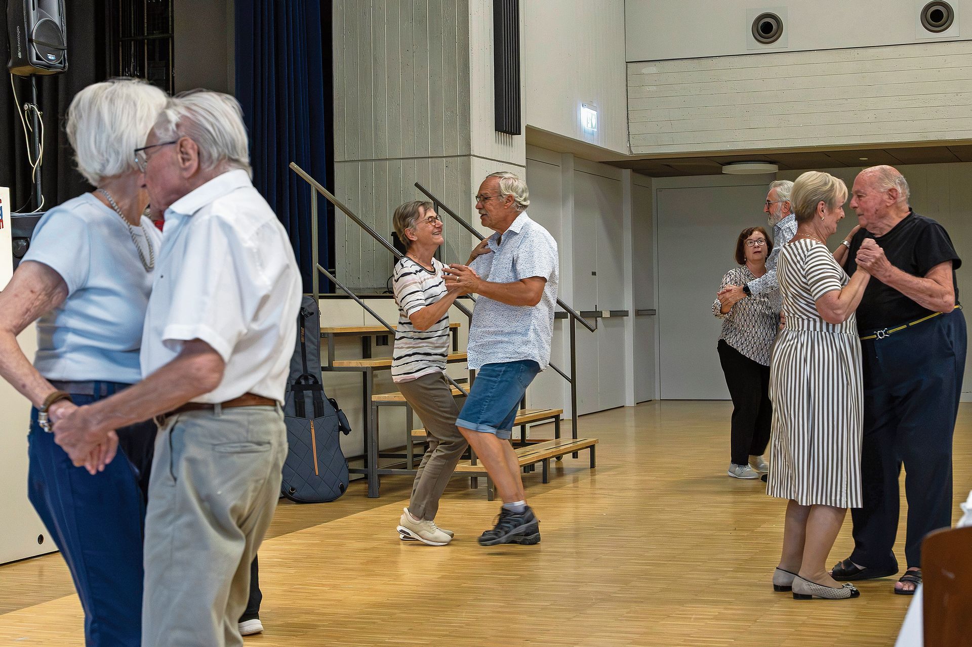 Vor der Bühne wird schwungvoll getanzt.Bilder: Gaby Kost Vor der Bühne wird schwungvoll getanzt.Bilder: Gaby Kost