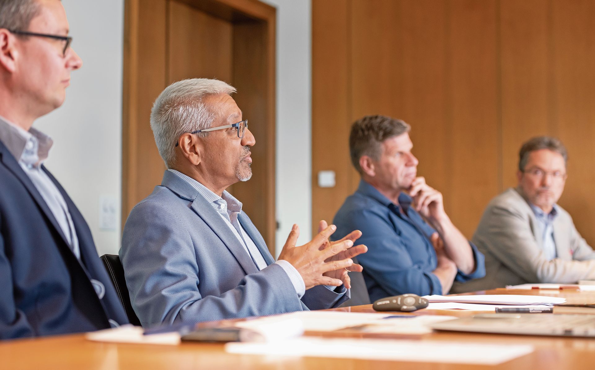 Gibt die Gründe für die Erhöhung bekannt: Orun Palit (2. v. l.), Christian Glur (l.), Gemeinderat Martin Egloff und Vizeammann Christian Wassmer.Bilder: Jasmin Marte/ChMedia Gibt die Gründe für die Erhöhung bekannt: Orun Palit (2. v. l.), Christian Glur (l.), Gemeinderat Martin Egloff und Vizeammann Christian Wassmer.Bilder: Jasmin Marte/ChMedia