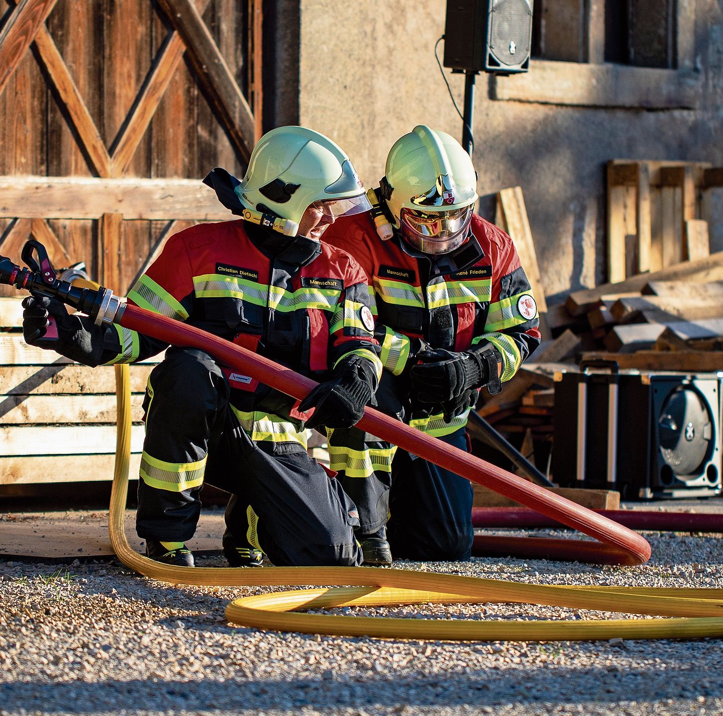 Die beiden Feuerwehrmänner sind konzentriert bei der Arbeit. Die beiden Feuerwehrmänner sind konzentriert bei der Arbeit.