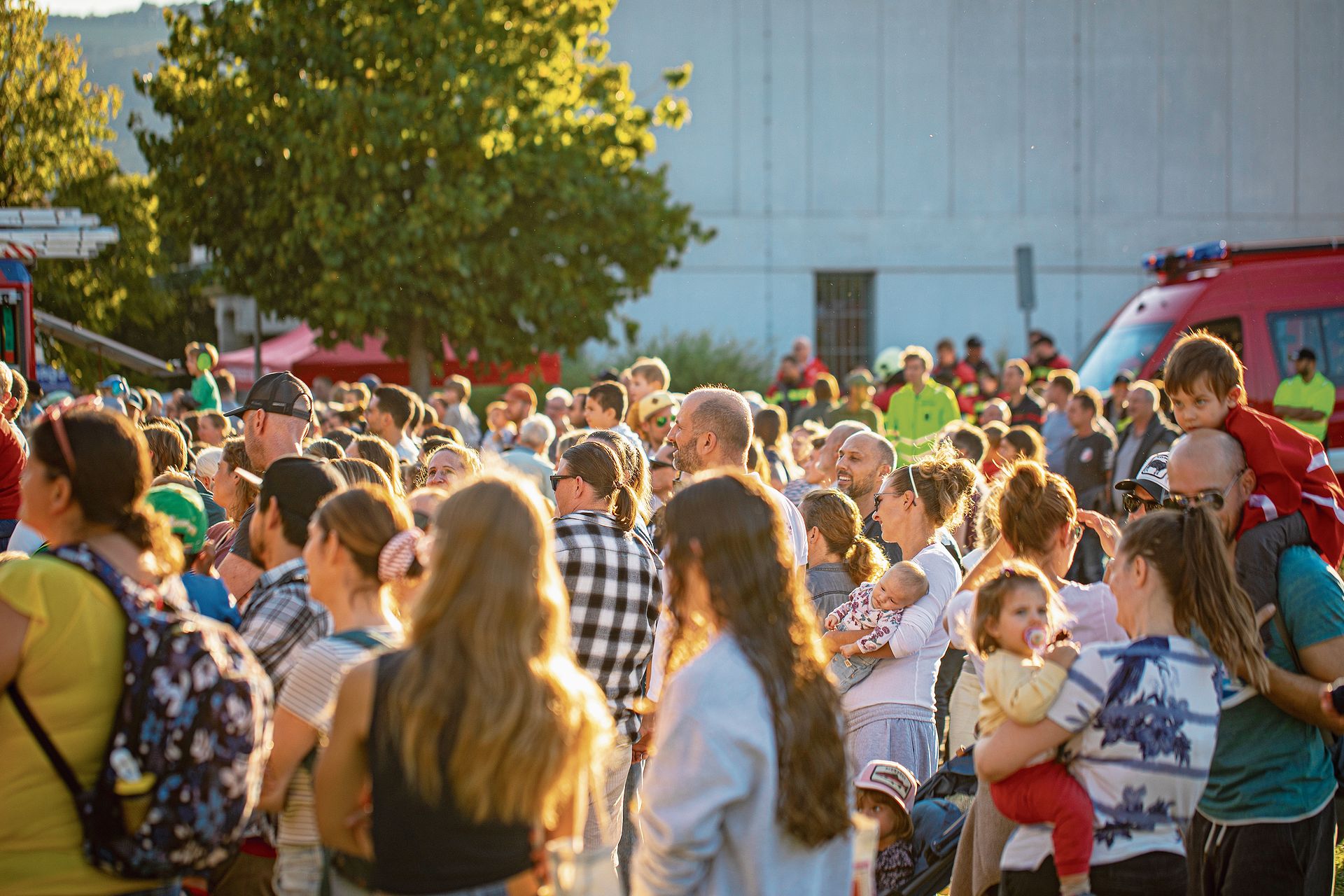 Gut 250 Besucherinnen und Besucher kamen zur diesjährigen Feuerwehrhauptübung in Würenlos. Gut 250 Besucherinnen und Besucher kamen zur diesjährigen Feuerwehrhauptübung in Würenlos.