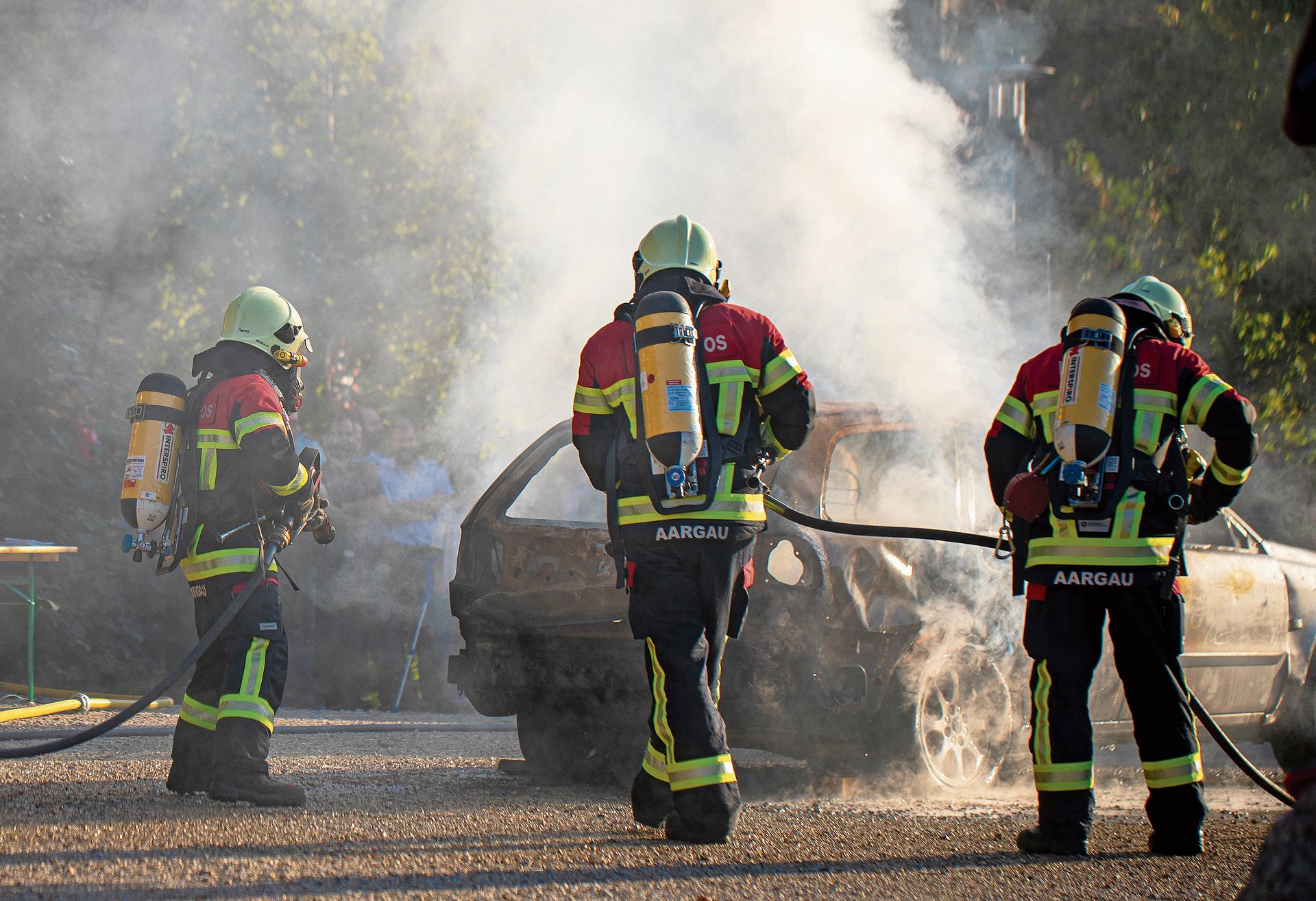 Der Brand am Personenwagen konnte schnell unter Kontrolle gebacht werden.Bilder: Roger Egloff Der Brand am Personenwagen konnte schnell unter Kontrolle gebacht werden.Bilder: Roger Egloff