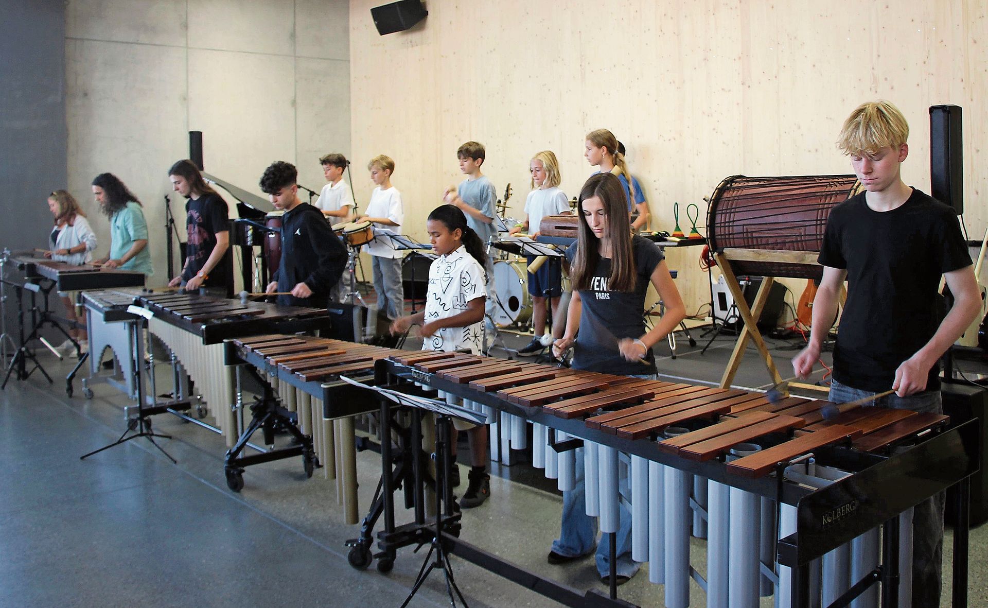 Das Perkussionsensemble der Musikschule Spreitenbach spielt an der Eröffnungsfeier.