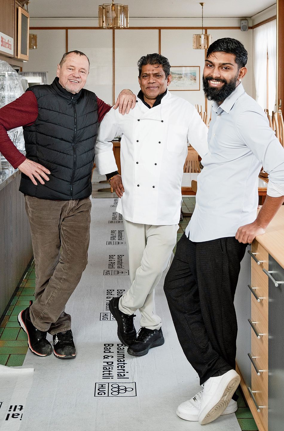 Wirt Velmurugu «Thomas» Thananchyan (Mitte) und Sohn Karish (rechts) sowie Besitzer Felix Zürcher.Bild: Archiv/CH Media