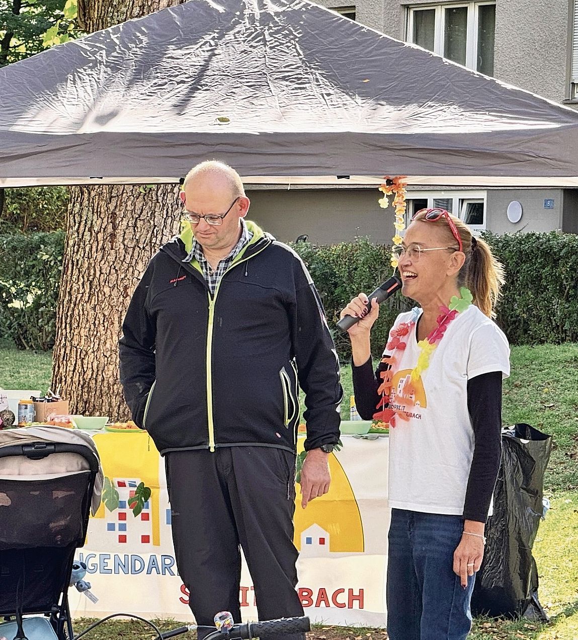 Gemeinderat Beat Frei und Bereichsleiterin Jugendarbeit, Jelena Perez, bei der Eröffnungsansprache. Gemeinderat Beat Frei und Bereichsleiterin Jugendarbeit, Jelena Perez, bei der Eröffnungsansprache.