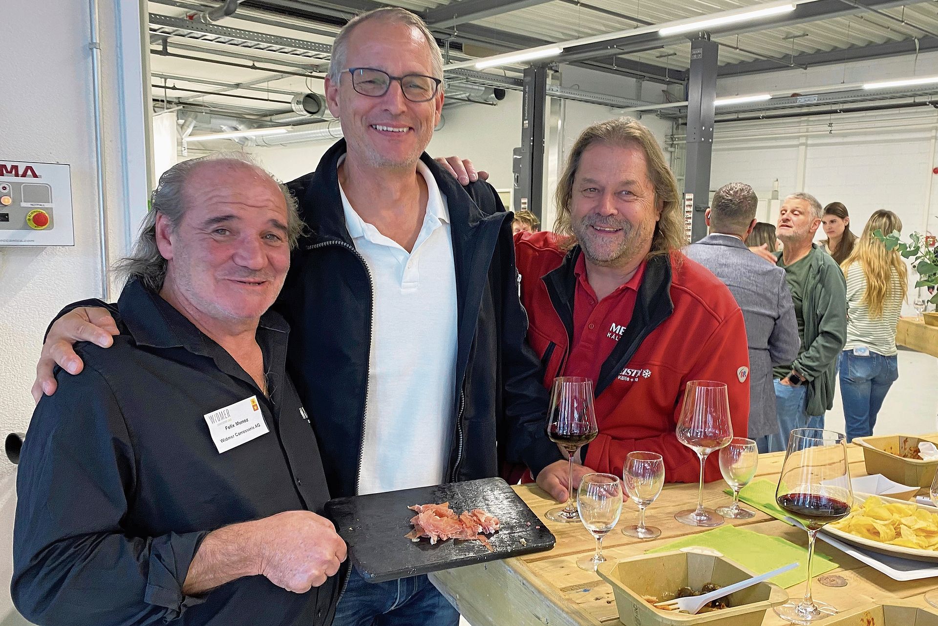 Felix Munoz (l.) von der Carrosserie Widmer verteilt Schinken an Roger Jenni und Peter Achermann von Meister Kälte + Klima. Felix Munoz (l.) von der Carrosserie Widmer verteilt Schinken an Roger Jenni und Peter Achermann von Meister Kälte + Klima.