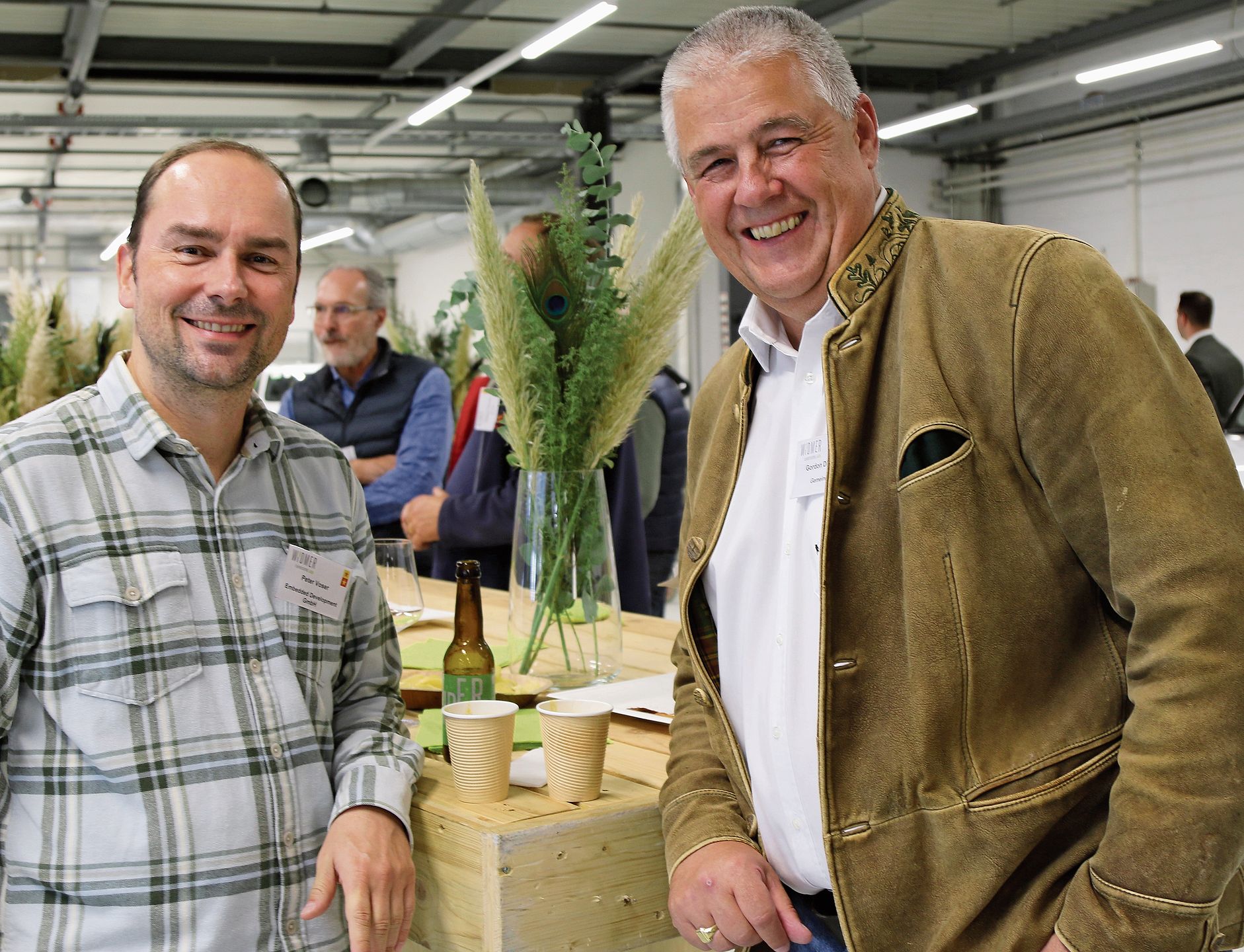 Gewerbler Peter Voser mit Gemeinderat Gordon Dinacher (r.).Bilder: Melanie Bär Gewerbler Peter Voser mit Gemeinderat Gordon Dinacher (r.).Bilder: Melanie Bär