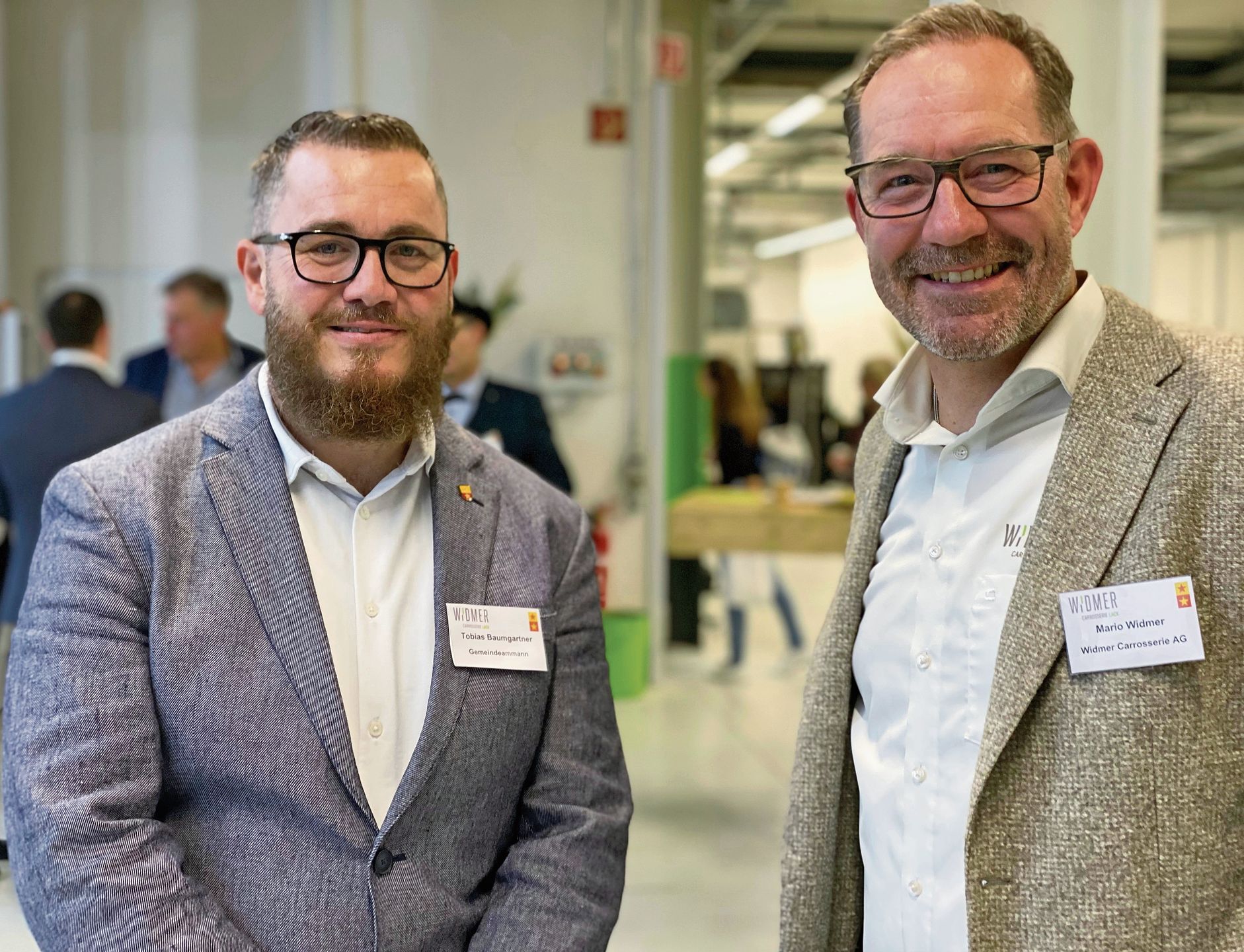 Gemeindeammann Tobias Baumgartner mit Gastgeber Mario Widmer (r.). Gemeindeammann Tobias Baumgartner mit Gastgeber Mario Widmer (r.).
