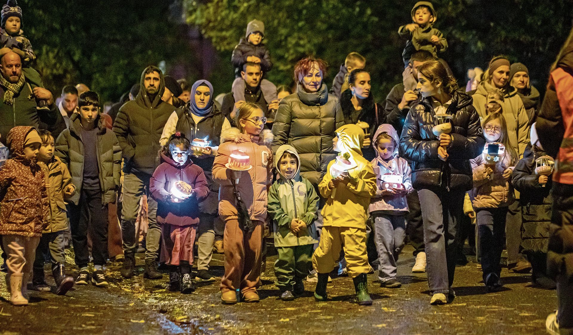 Die strahlenden Kinderaugen zeigen, wie wertvoll dieser Räbeliechtliumzug ist. Die strahlenden Kinderaugen zeigen, wie wertvoll dieser Räbeliechtliumzug ist.