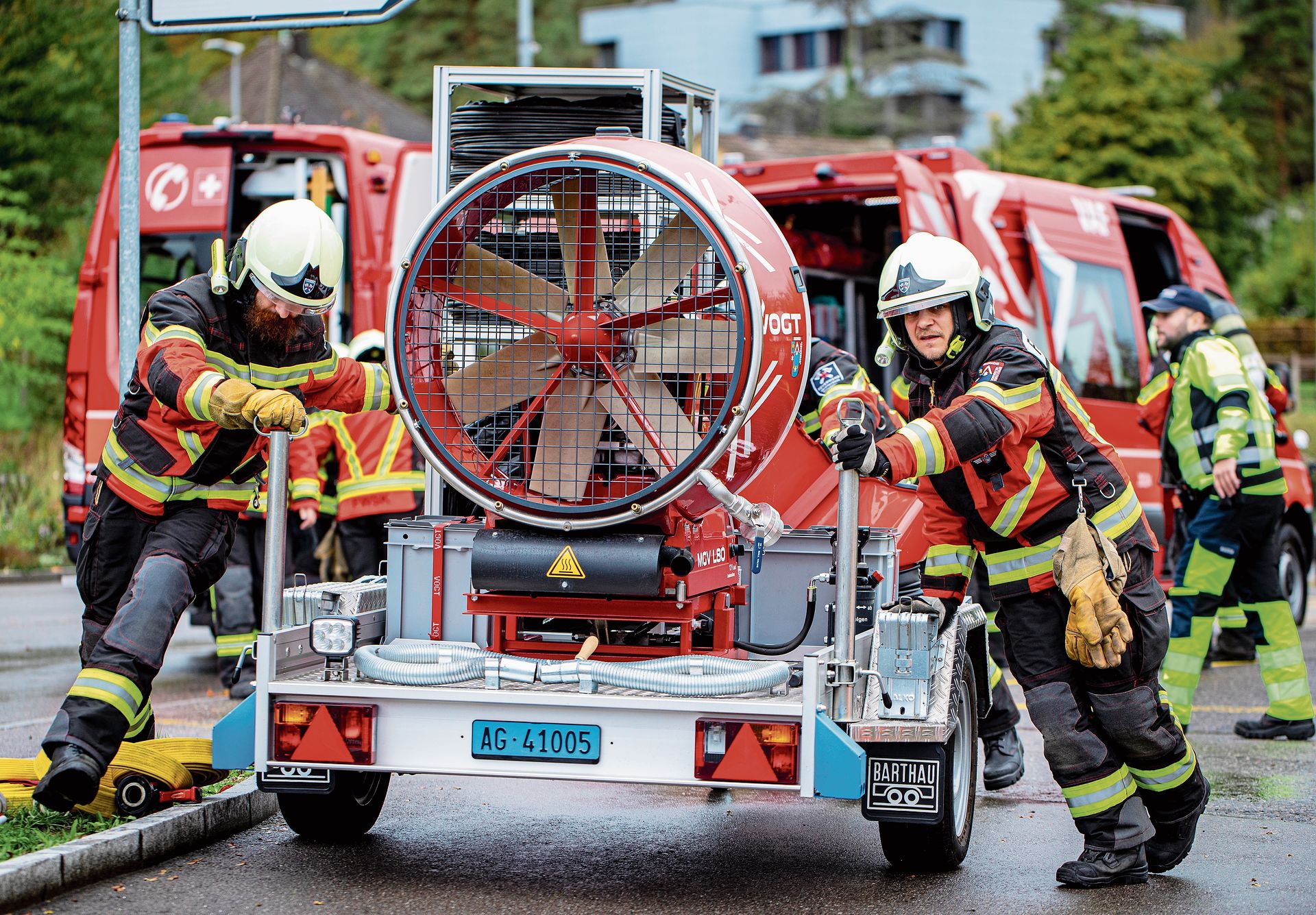 Die Feuerwehrleute bringen einen sogenannten Hochleistungslüfter in Stellung.Bilder: Roger Egloff Die Feuerwehrleute bringen einen sogenannten Hochleistungslüfter in Stellung.Bilder: Roger Egloff