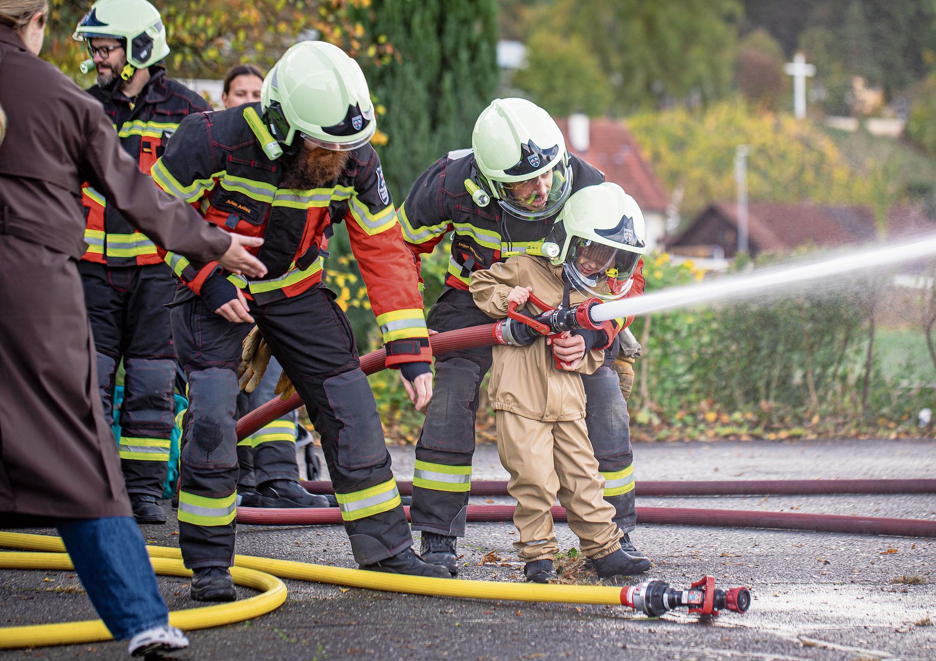 Sogar die Kleinsten versuchen, einen Brand zu löschen – hier mithilfe der Profis. Sogar die Kleinsten versuchen, einen Brand zu löschen – hier mithilfe der Profis.