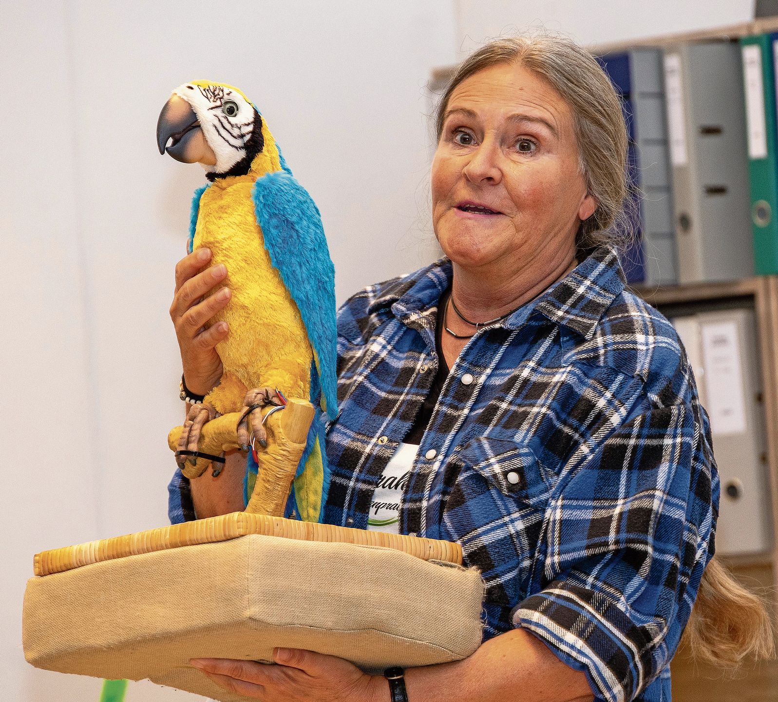 Frau Wagner (Daniela Sieber) hegt eine unendliche Liebe zu ihrem Papagei Fridolin. Frau Wagner (Daniela Sieber) hegt eine unendliche Liebe zu ihrem Papagei Fridolin.