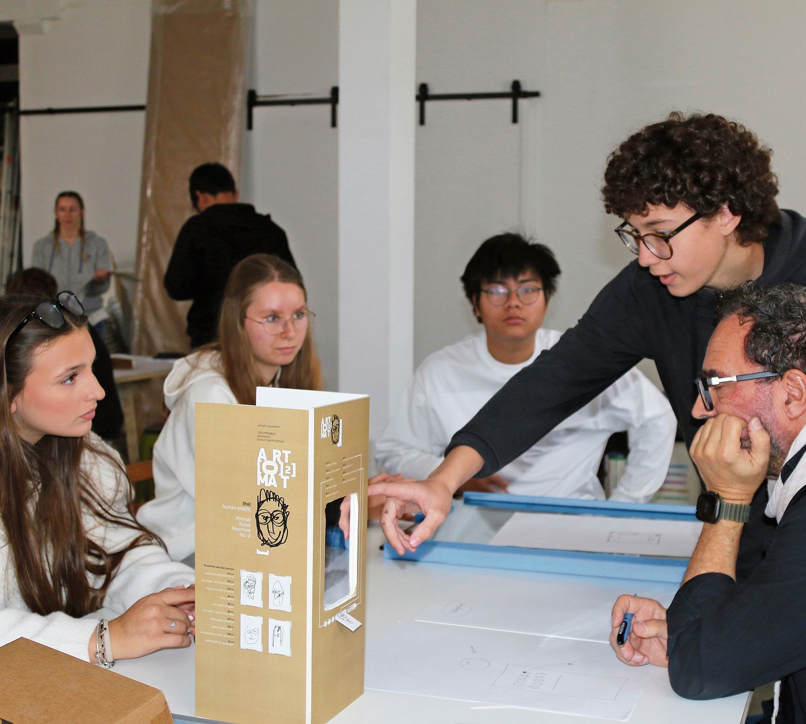 Im Zukunftslabor bereiteten die Schülerinnen und Schüler vor, was am 30. Oktober um 18 Uhr im Gemeindehaus in Neuenhof ausgestellt wird.Bild: Melanie Bär Im Zukunftslabor bereiteten die Schülerinnen und Schüler vor, was am 30. Oktober um 18 Uhr im Gemeindehaus in Neuenhof ausgestellt wird.Bild: Melanie Bär