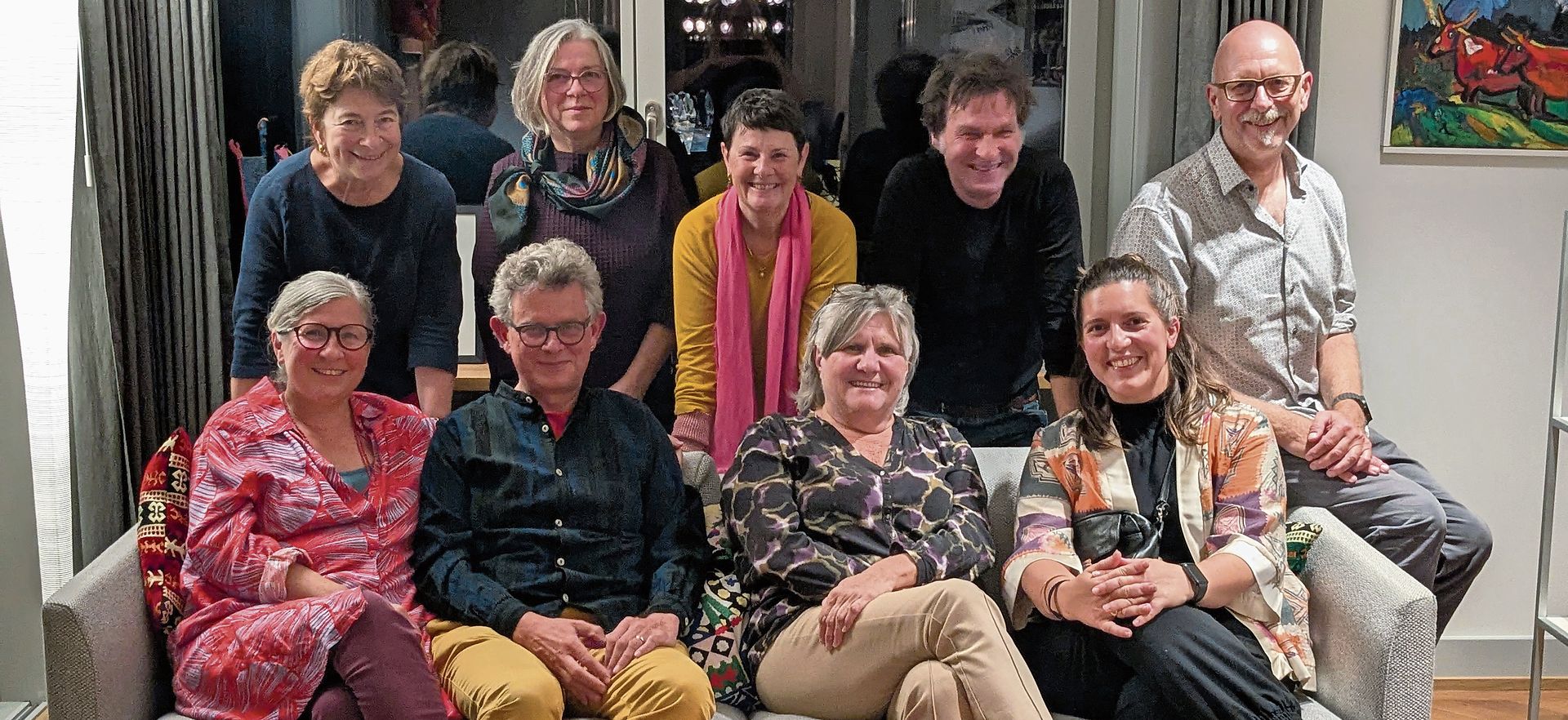 Auf einem Sofa sitzen Künstlerinnen, Künstler und Initianten.Bild: Marlene Kalt Auf einem Sofa sitzen Künstlerinnen, Künstler und Initianten.Bild: Marlene Kalt