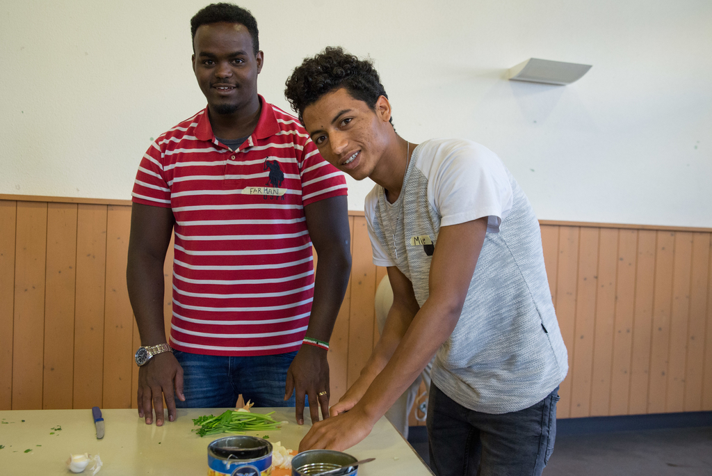 Mire und Farhan bereiten alle Zutaten für den Falafel vor.
