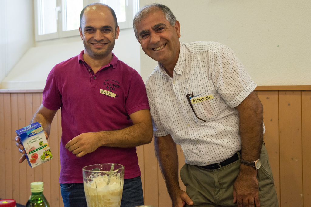 Bashar (l.) und Ahmad salzen nach.
