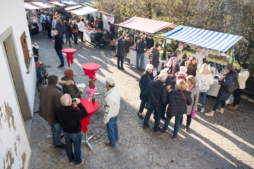 Besucher am Markt. (bsc)
